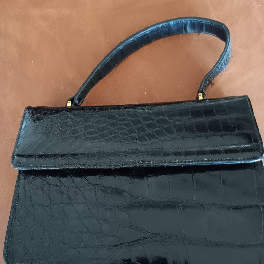 Elegant Black Crocodile-Embossed Women's Handbag